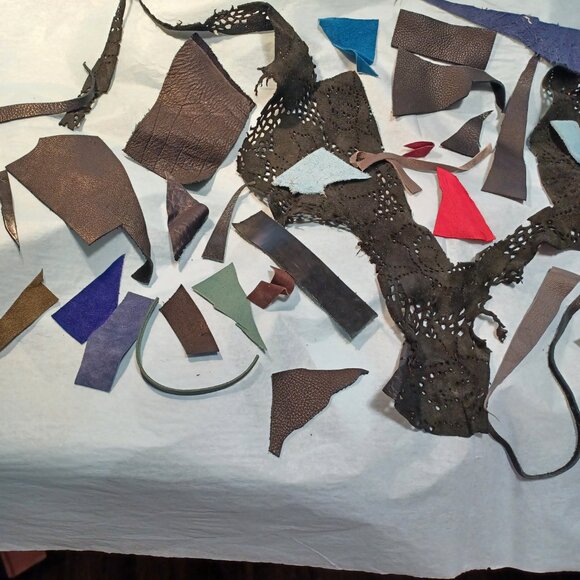 Box of Leather Scraps - Picture 9 of 10